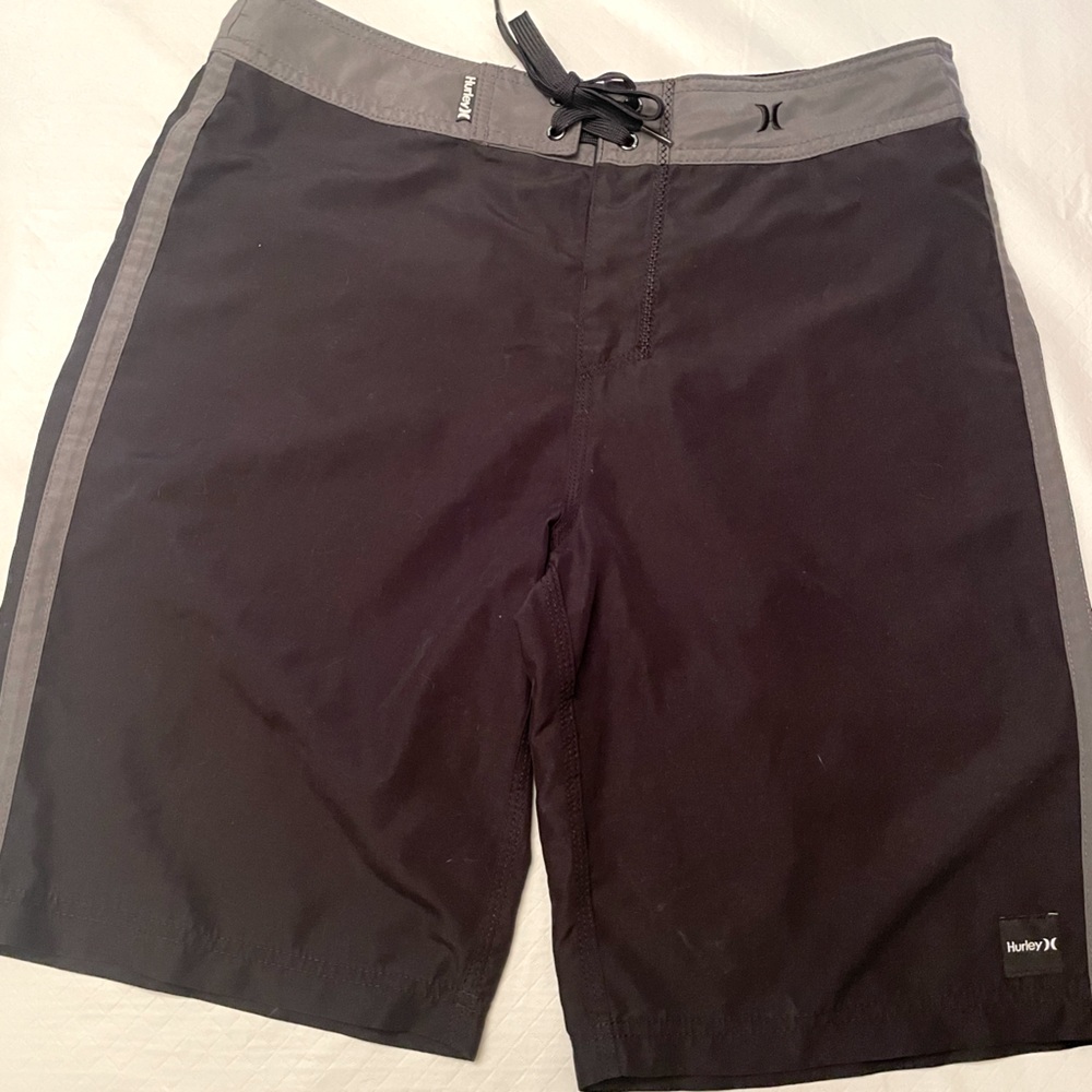 💙Mens Hurley Size 32 Board Short in black with grey trim and lace up closure.
